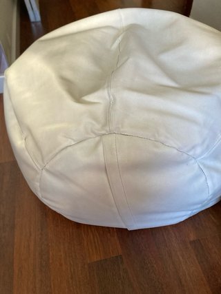 Puf de piel blanco