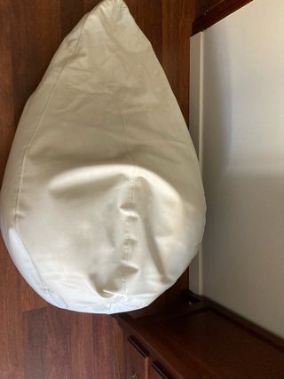 Puf de piel blanco