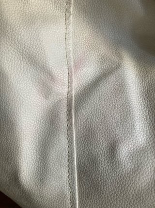 Puf de piel blanco