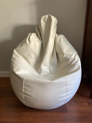 Puf de piel blanco