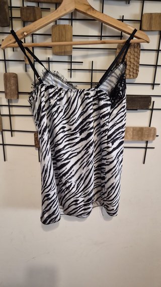 Top estampado cebra con encaje negro