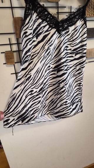 Top estampado cebra con encaje negro