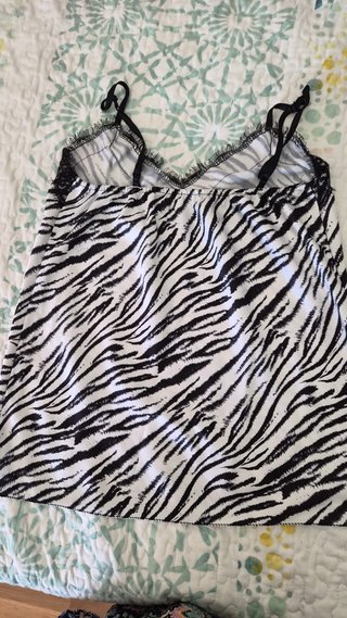 Top estampado cebra con encaje negro
