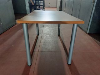 Mesa de oficina madera y metal