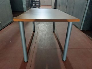 Mesa de oficina madera y metal