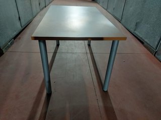 Mesa de oficina madera y metal