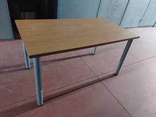 Mesa de oficina madera y metal