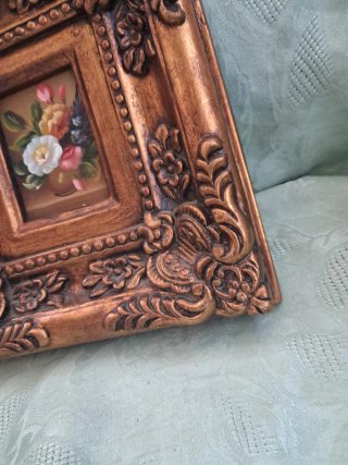 Quadro floreale in resina dorata