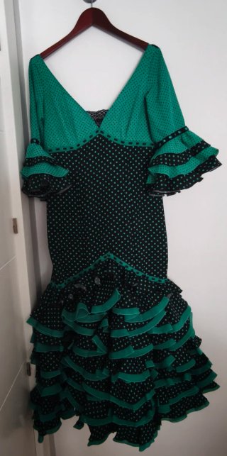 Vestido de flamenca verde y negro lunares