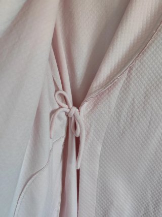 Bata rosa con cinturón