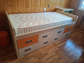 Cama juvenil con cajones beige y naranja 197×100