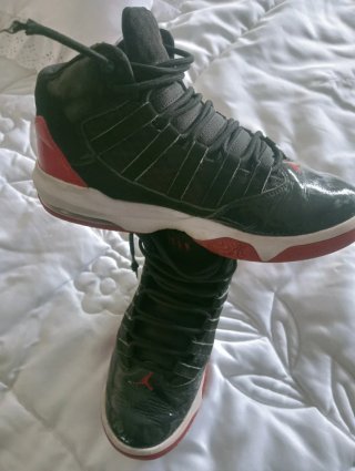 Zapatillas Jordan Talla 39 Negras y Rojas
