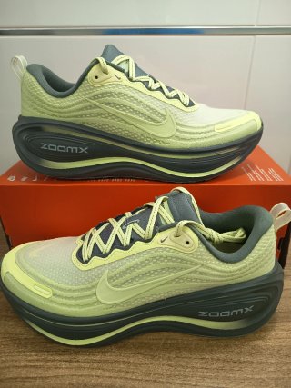 Nike Vomero Plus SE Talla 43 Verde/Amarillo