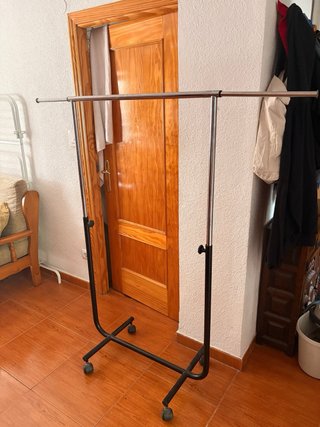 Perchero de Ropa Metálico con Ruedas