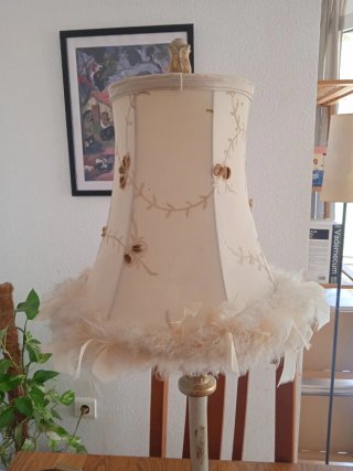 Lámpara de mesa vintage beige y dorada