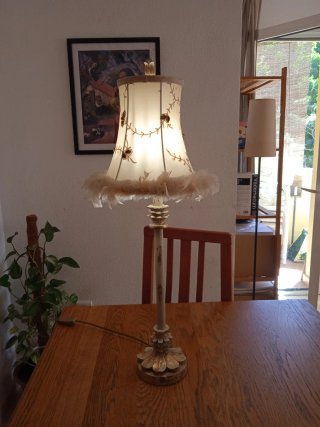 Lámpara de mesa vintage beige y dorada
