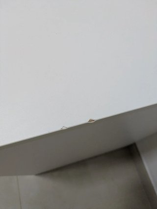 Escritorio blanco con estantería