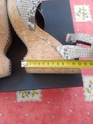 Sandalias cuña piel serpiente