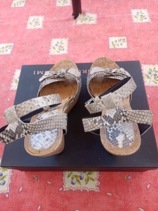 Sandalias cuña piel serpiente