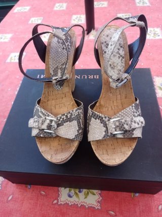 Sandalias cuña piel serpiente