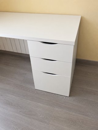 Escritorio blanco con 2 cajones
