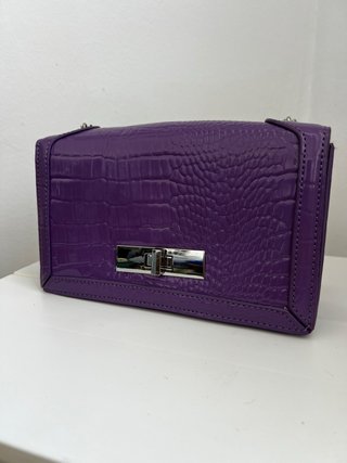 Bolso morado efecto piel cocodrilo