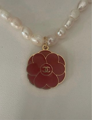 Collar y Flor Roja