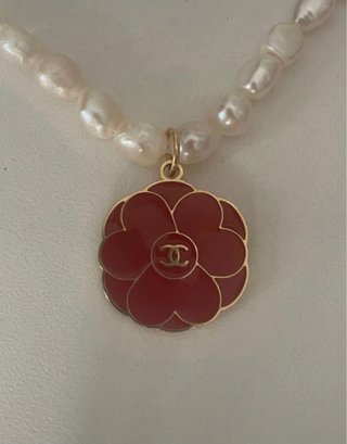 Collar y Flor Roja