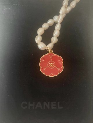 Collar y Flor Roja