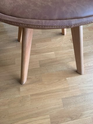 Silla polipiel marrón patas madera