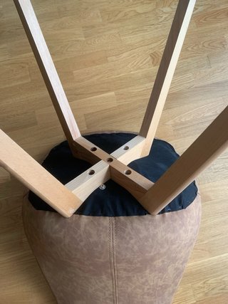 Silla polipiel marrón patas madera