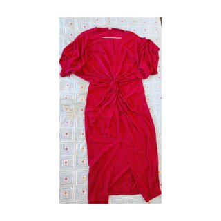 Vestido rojo midi con nudo delantero