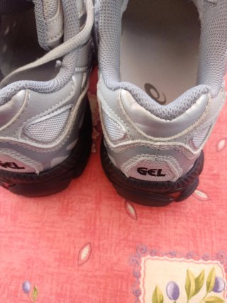 Zapatillas Asics grises y plateadas