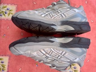 Zapatillas Asics grises y plateadas