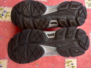 Zapatillas Asics grises y plateadas