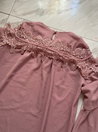Blusa MyZen rosa con encaje