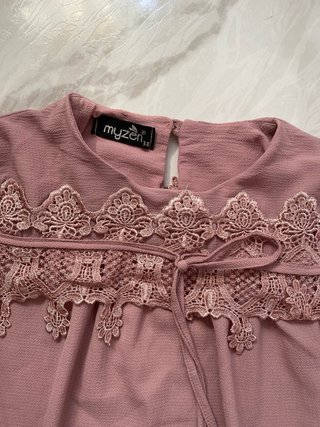 Blusa MyZen rosa con encaje
