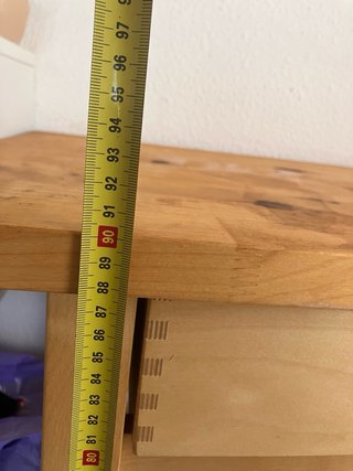Mesa de cocina de madera con cajones