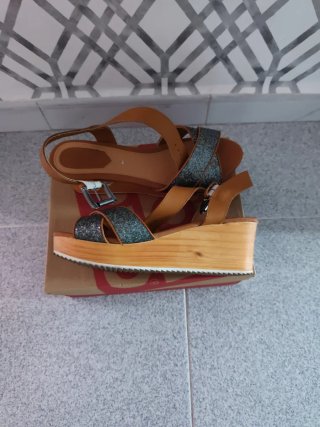 Sandalias de cuña mujer marrones y plateadas