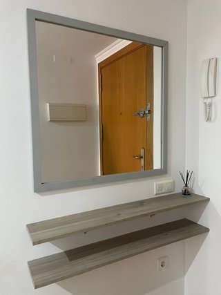 Recibidor con espejo y 2 baldas de madera