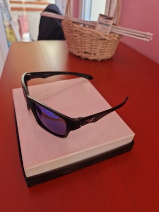 Gafas de sol Emporio Armani negras y azules