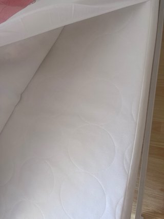 Cuna blanca con manta rosa de estrellas