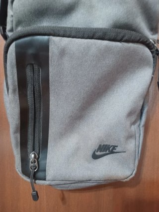 Bandolera Nike gris