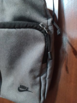 Bandolera Nike gris
