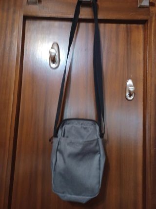 Bandolera Nike gris