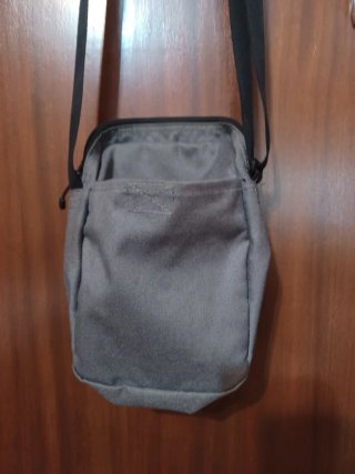Bandolera Nike gris