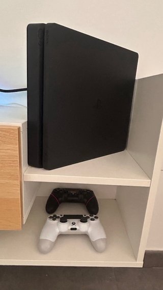 PS4 Slim 1TB Nera + 2 Giochi