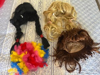 Lote 4 pelucas (negra, rubia, marrón y multicolor)