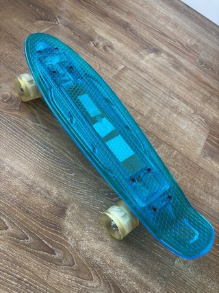 Skate transparente azul con ruedas