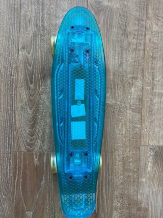 Skate transparente azul con ruedas